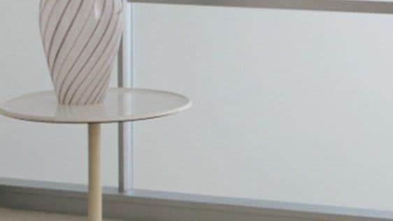 bord-med-vase-foran-frostet-glass