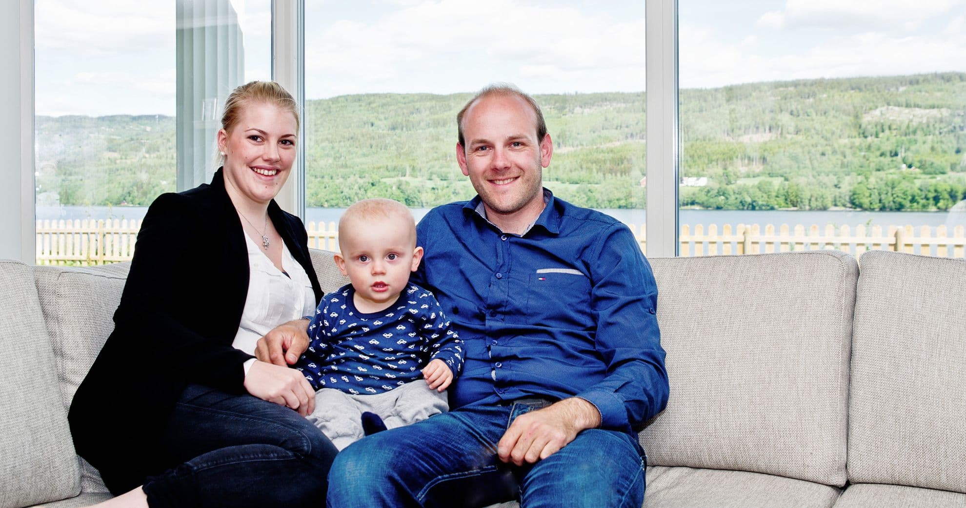 en-dame-en-mann-og-en-baby-sitter-i-en-sofa