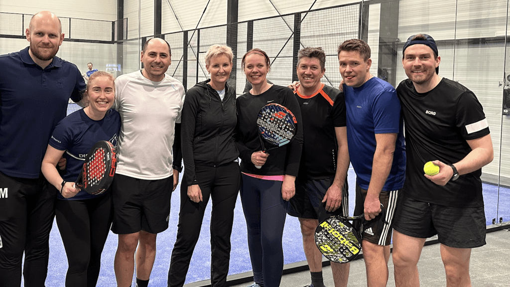 En gjeng i padelhall