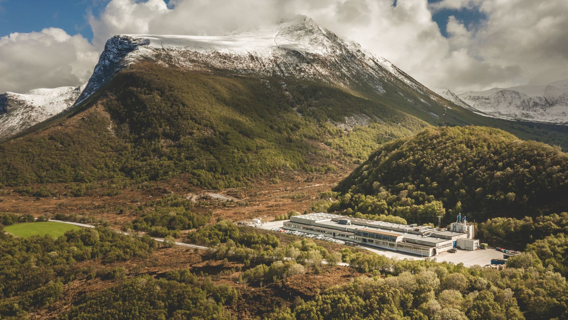 fabrikk-foran-et-fjell
