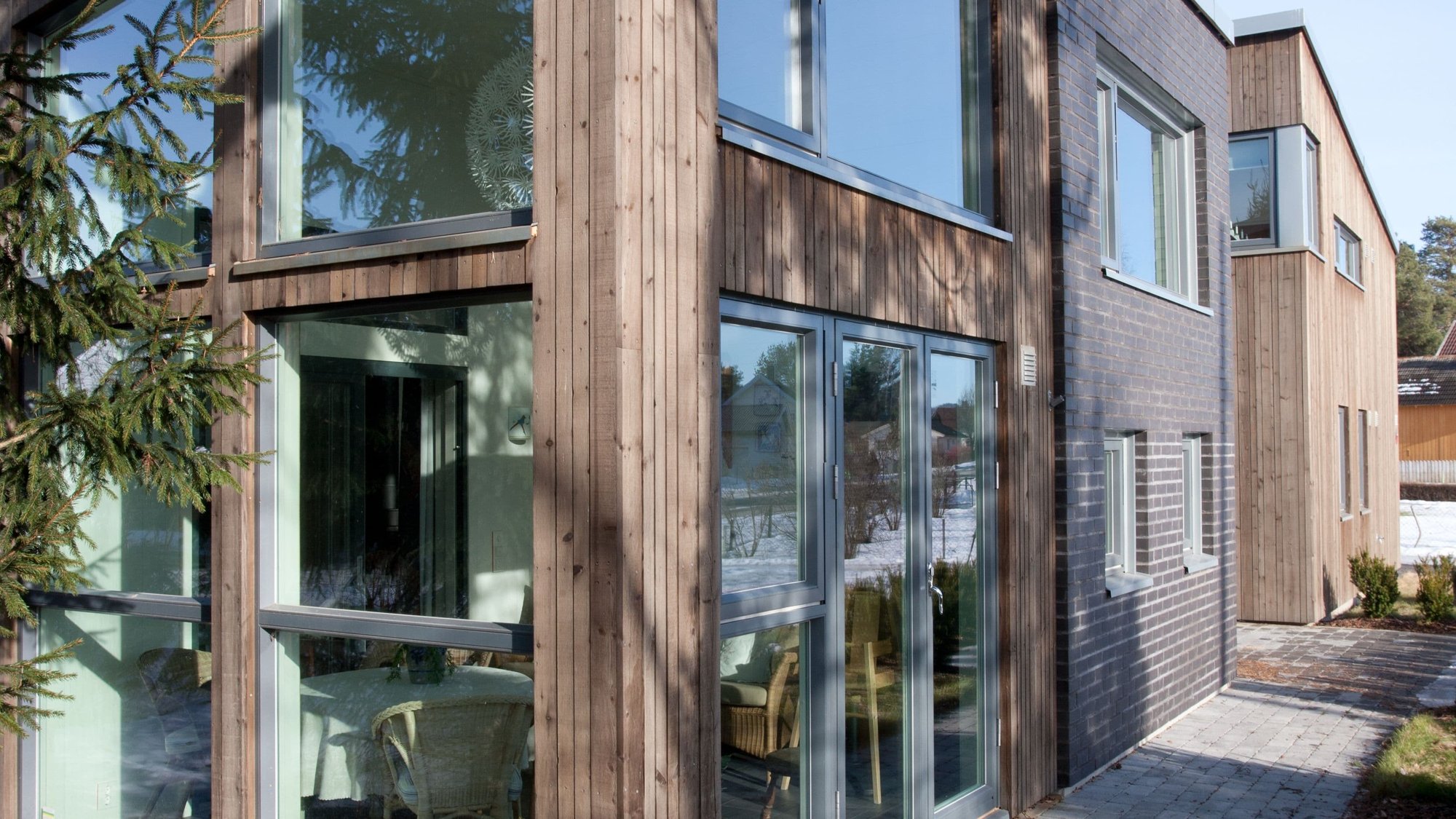 Hus med grå vinduer