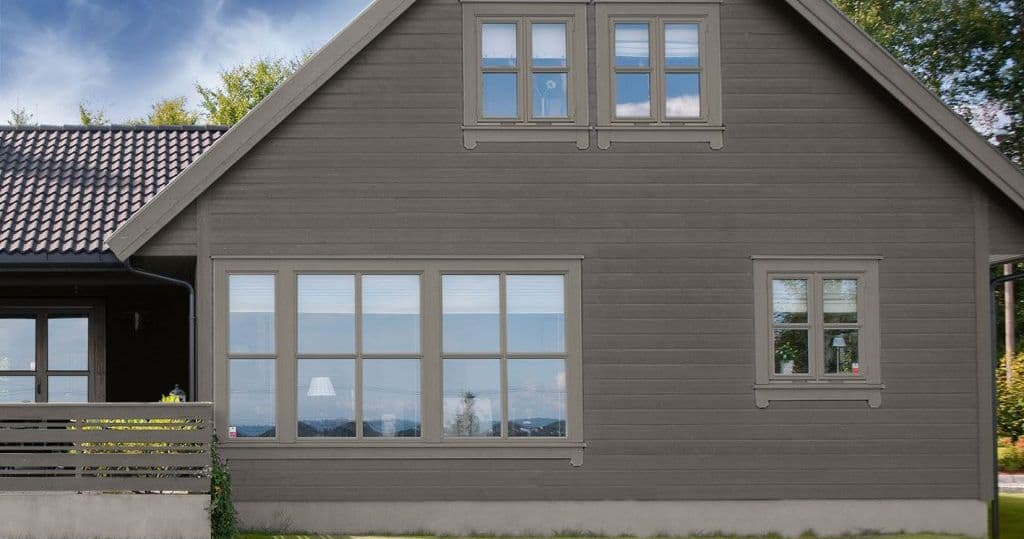 hus-med-vinduer-som-har-farger-som-harmonerer-med-huset