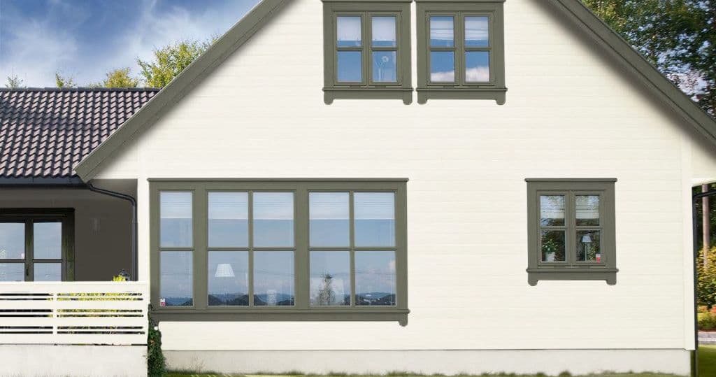 hvitt-hus-med-kontrastfargen-grønn-på-vinduene
