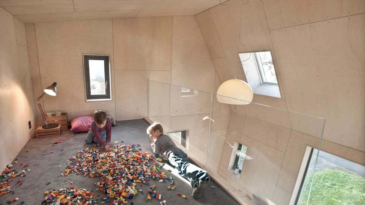 loft-med-to-barn-som-leker-med-legoklosser