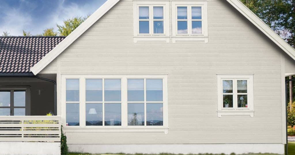 lyst-hus-med-harmonerende-hvit-farge-på-vinduene