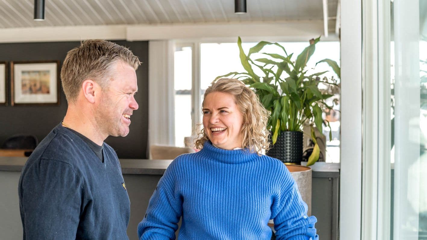 Mann og dame ser på hverandre og smiler