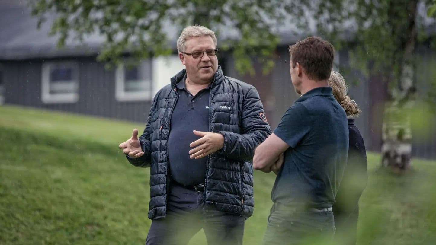 mann-prater-med-et-par-i-en-hage