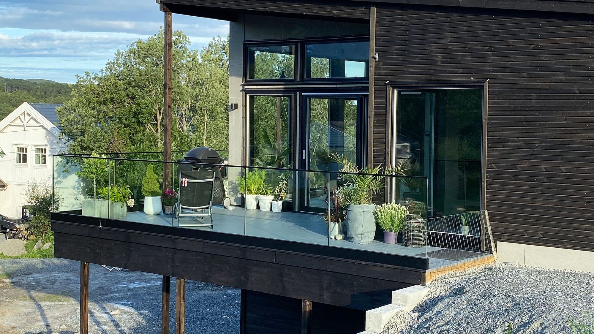 Moderne sort hus med store vinduer