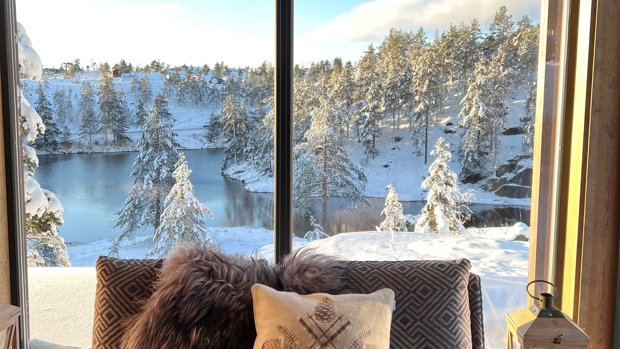 Sofa foran vinduer med vinter utendørs