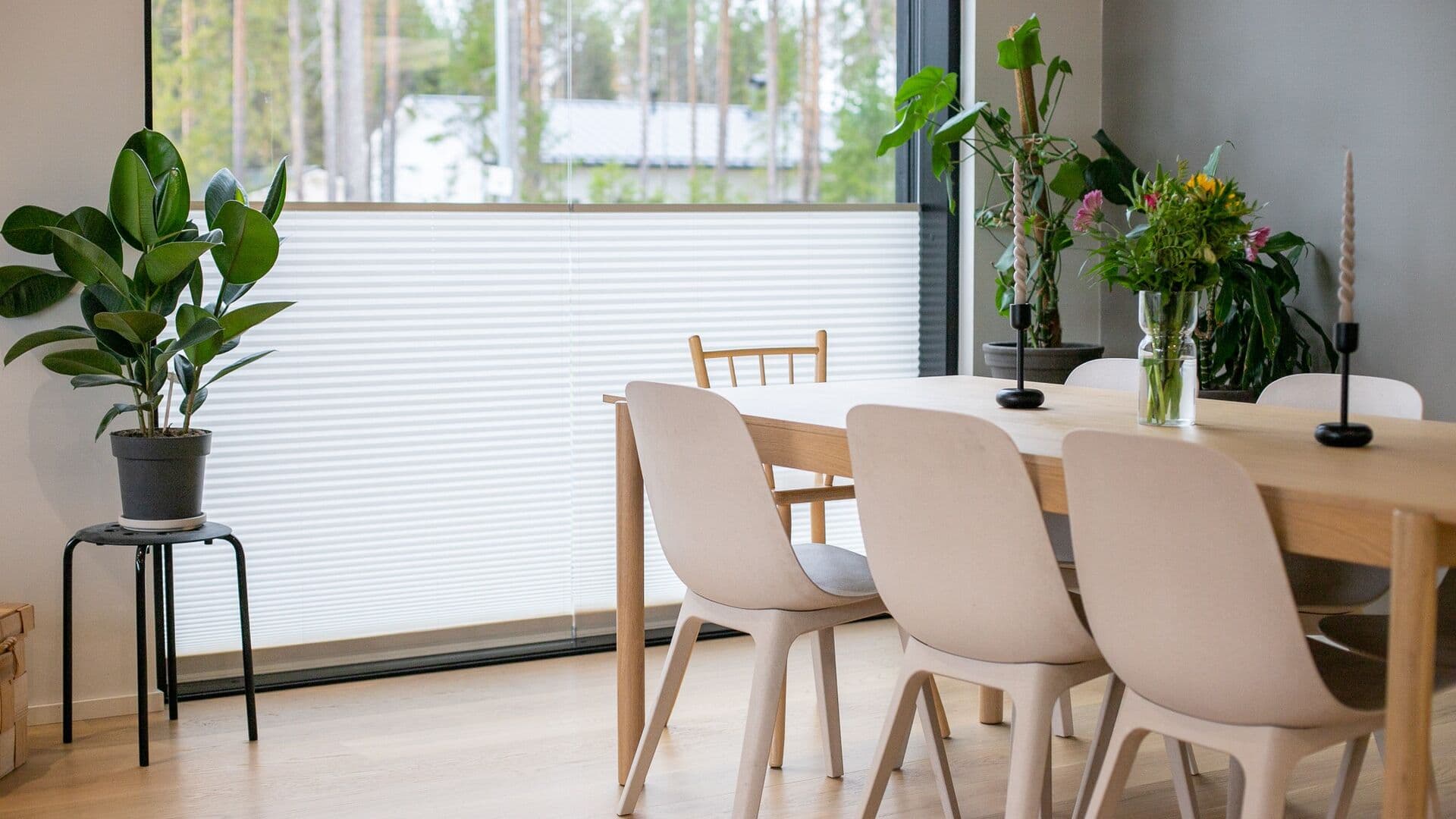 Spisestue med stort vindu bak