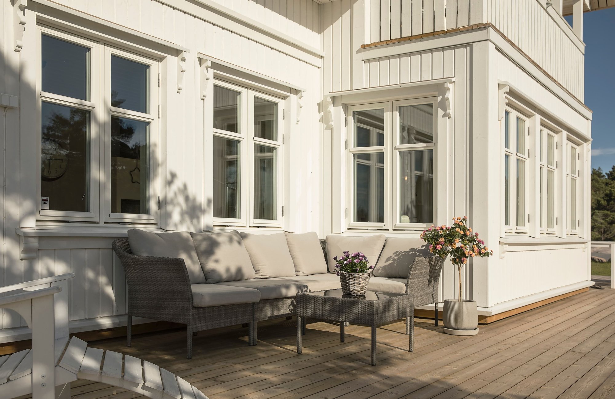veranda-med-sofa-foran-hvitt-hus