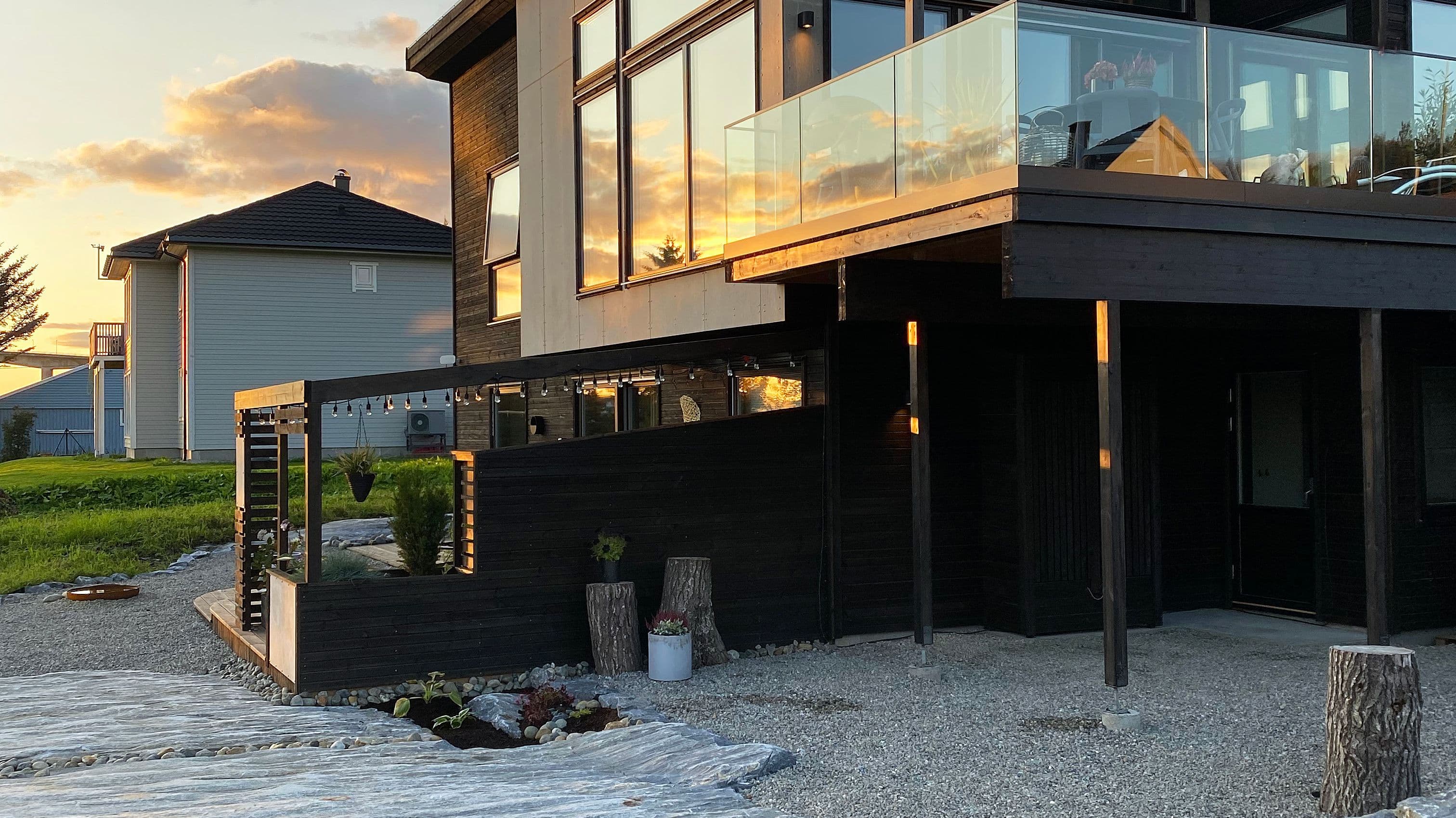 Moderne funkishus med snø foran
