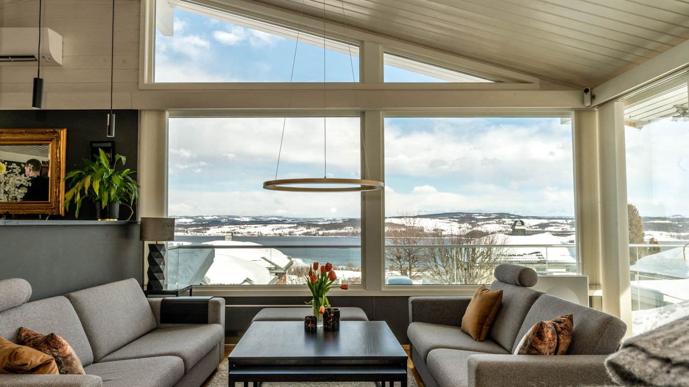 Sofaer foran store fastkarmvinduer